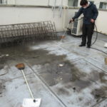 屋上の高圧洗浄作業。